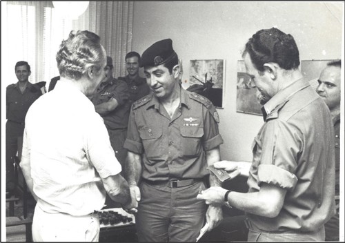 הענקת דרגת אל"ם לסא"ל סעיד עבד אלחק בשנת 1976. מימין: הרמטכ"ל מרדכי (מוטה) גור; משמאל: שר הביטחון שמעון פרס (באדיבות אל"ם [במיל'] סעיד עבד אלחק)