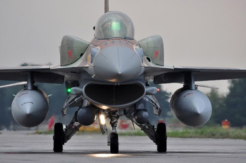 מטוס קרב F-16 עם מכלי דלק נתיקים