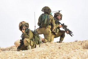שלושה לוחמים לוחמי ברדלס בכריעה מדבר חטמר פארן